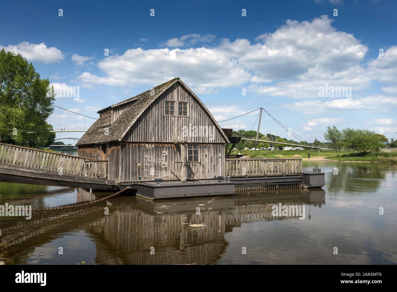 Minden: chiffmuehle Minden' auf der Weser, Rekonstruktion einer Korn mahlenden Schiffmuehle in einem Fluss, Teutoburger Wald | Verwendung weltweit Stockfoto