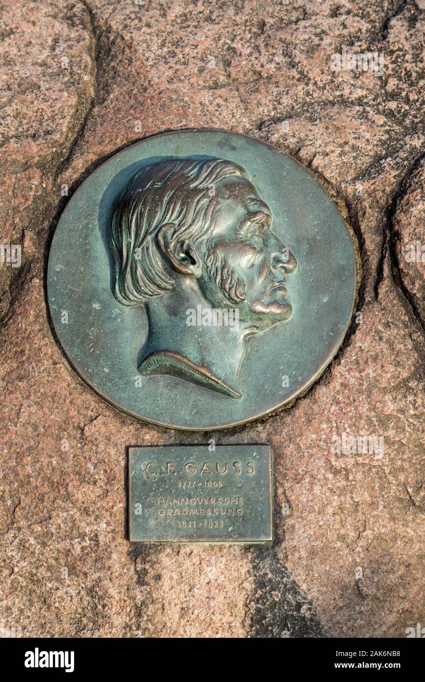 Naturpark Lüneburger Heide: Gauß-Stein am Hausselberg, Gedenkstein zur Vermessung (des Koenigreichs Hannover) mit Portraet von Carl Friedrich Gauß, L Stockfoto