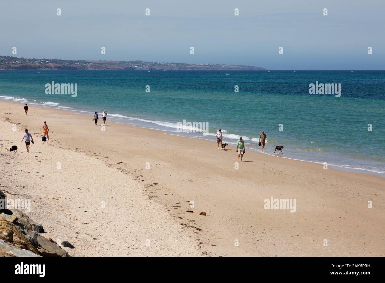 Adelaide Strand - Menschen am Strand von Glenelg, Adelaide Australien an einem sonnigen Tag im Frühjahr, Adelaide South Australia Stockfoto