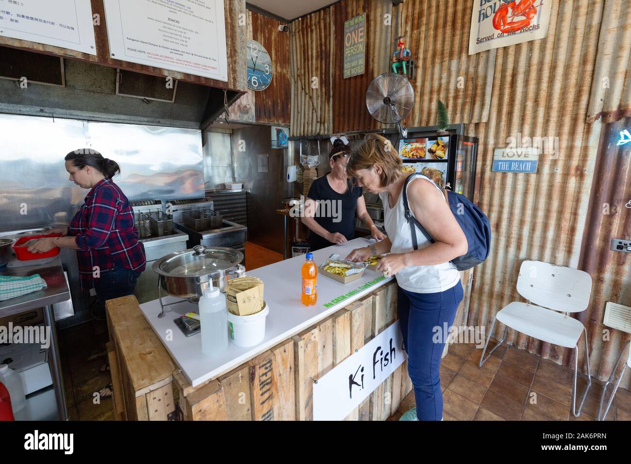 Kangaroo Island Australien; eine Touristin, die im KI Fish and Chip Shop, Kangaroo Island South Australia, Fisch und Pommes kauft Stockfoto