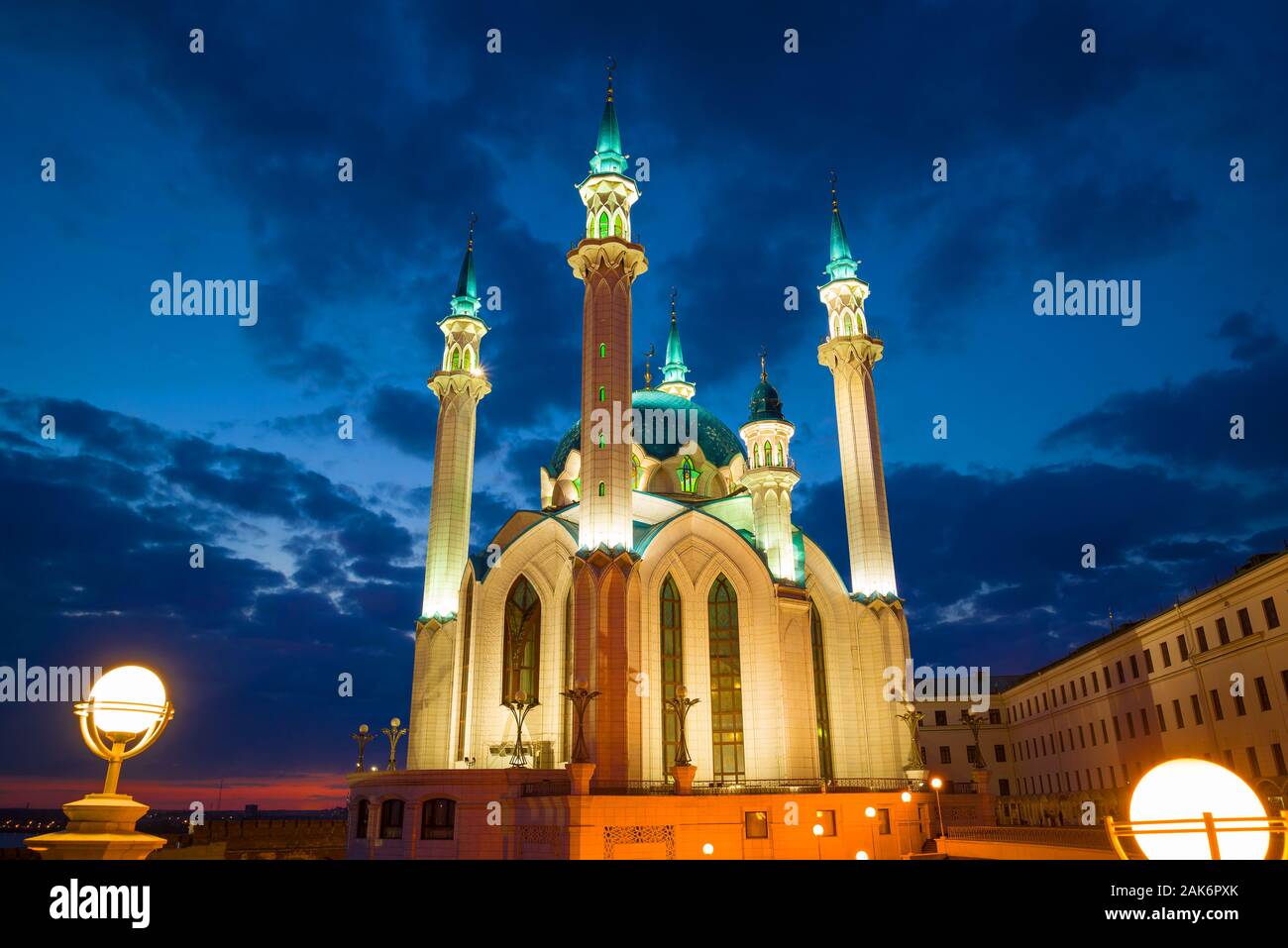 Die Kul-scharif-Moschee in der Nacht beleuchtung auf ein April Abend. Kazan, Russland Stockfoto