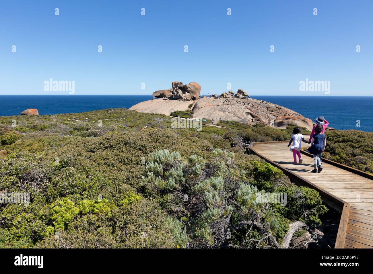South Australia; Menschen zu Fuß die Promenade zu den Remarkable Rocks auf Kangaroo Island, South Australia an einem sonnigen Tag im Frühjahr Stockfoto