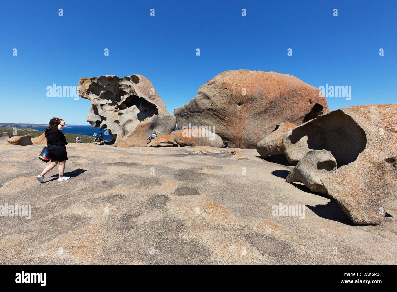 Australien Touristische; eine Frau, die ein Foto der Remarkable Rocks auf Kangaroo Island, South Australia, an einem sonnigen Frühlingstag im November Stockfoto