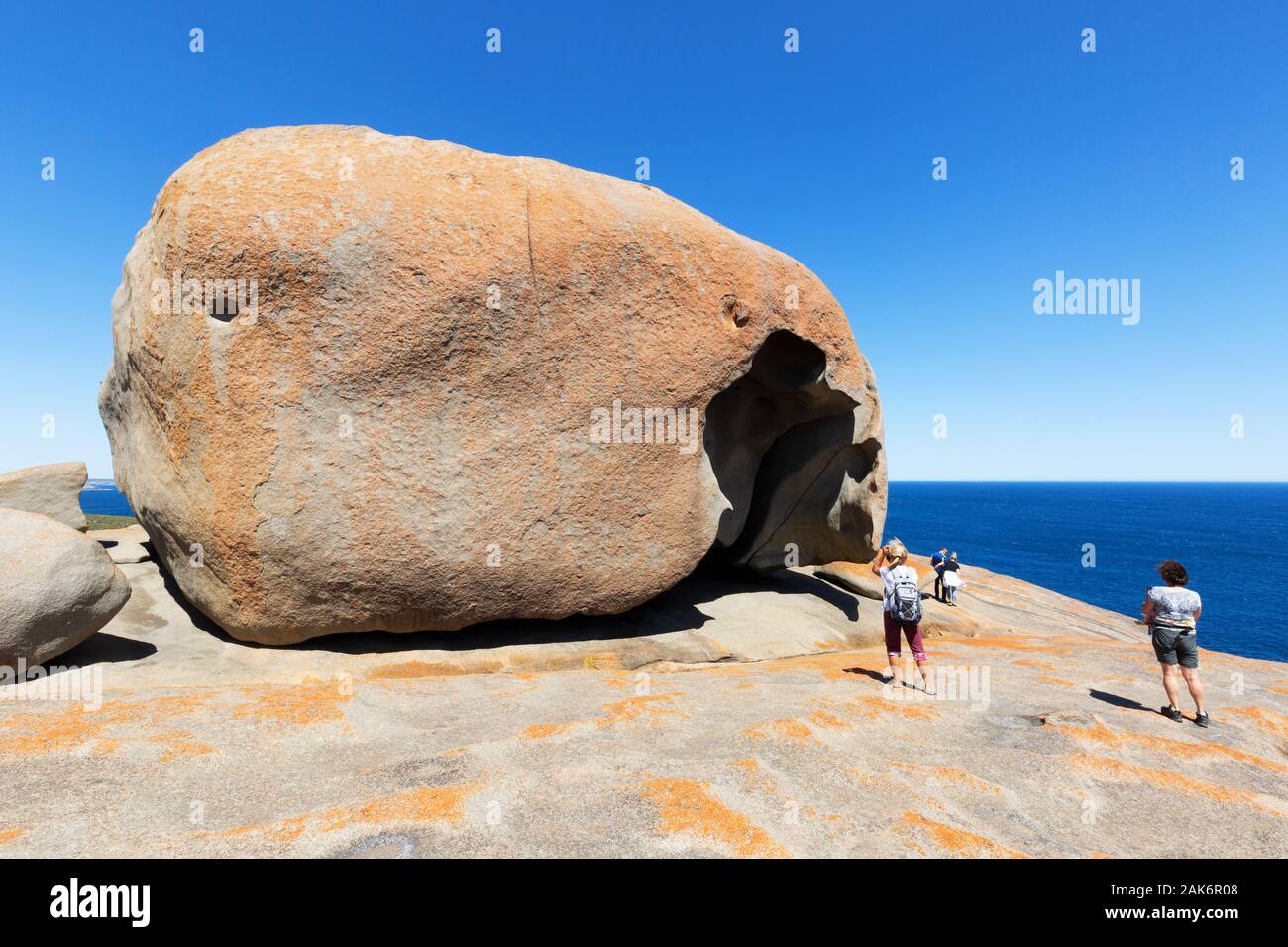Australien Tourismus - Touristen an den Remarkable Rocks auf Kangaroo Island, South Australia an einem sonnigen Tag im Frühjahr, Kangaroo Island, Australien Stockfoto