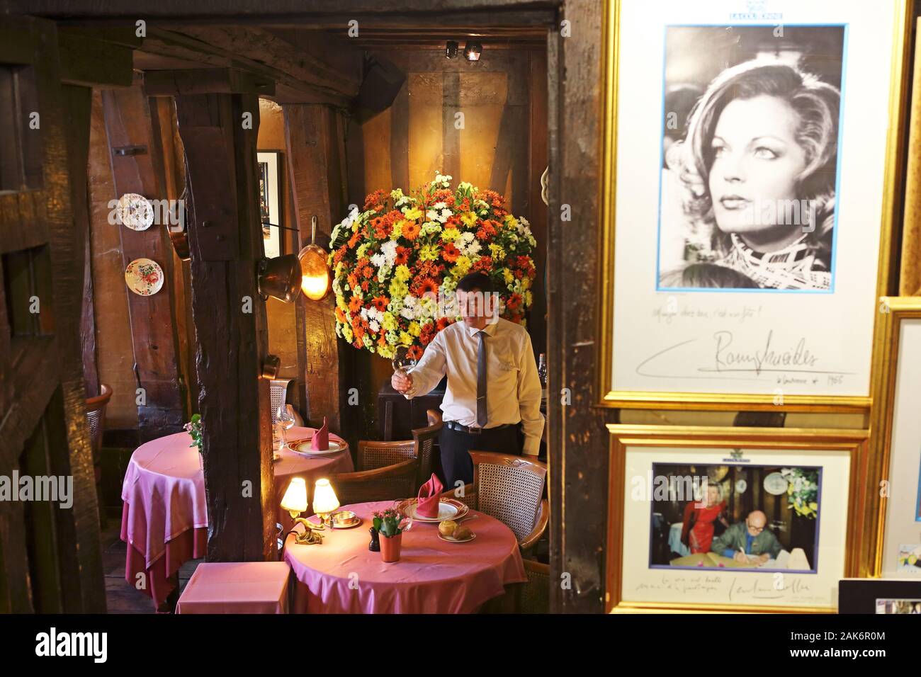Rouen: Gastraum und Bilder von Promis im Restaurant "La Couronne" am Place du Marche, Normandie | Verwendung weltweit Stockfoto