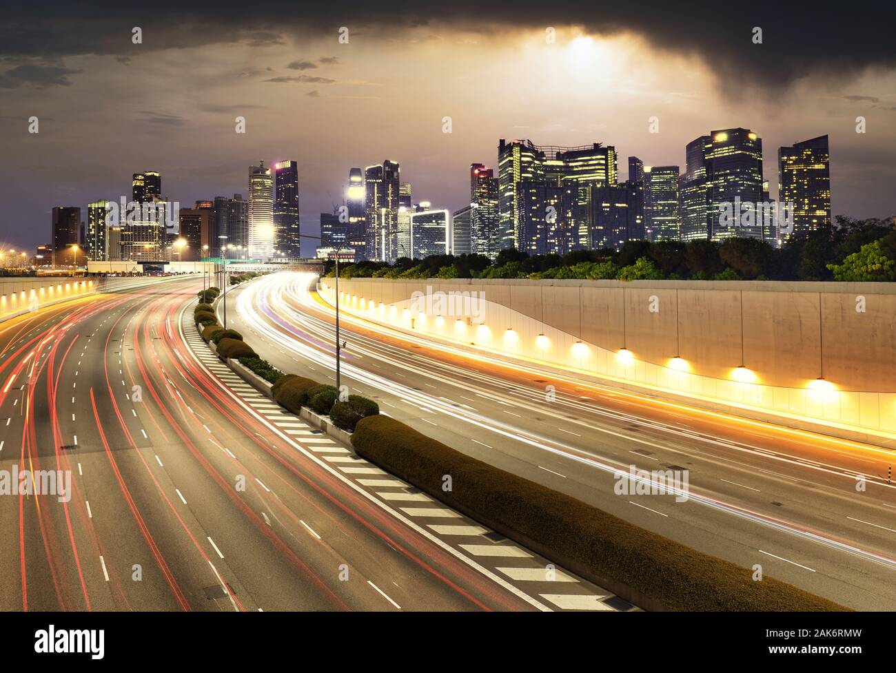Singapur Skyline Skyline bei Sonnenuntergang mit Verkehr - Transport Stockfoto