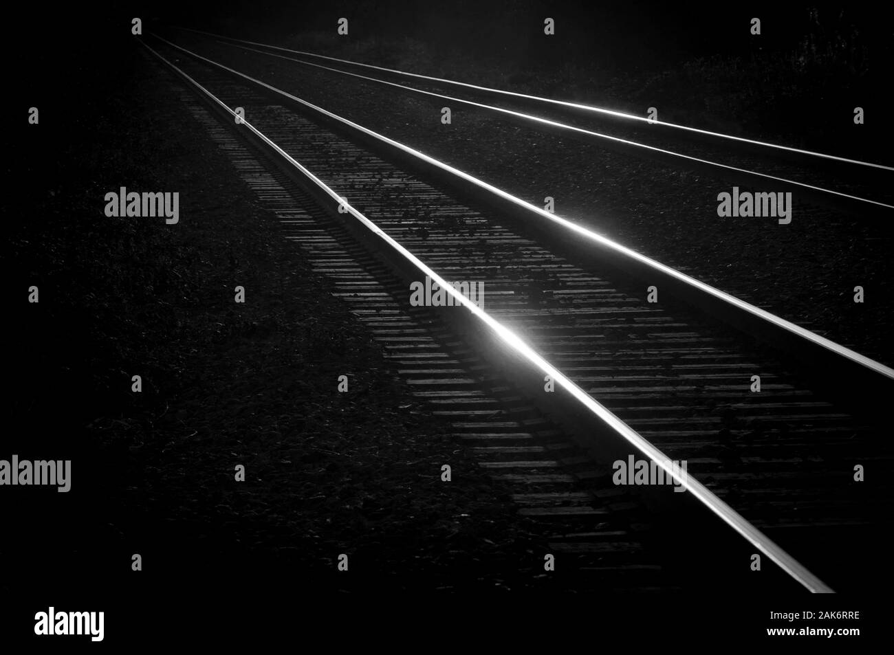 Die reflektierenden Sonnenstrahlen Schiene Linien Stockfoto