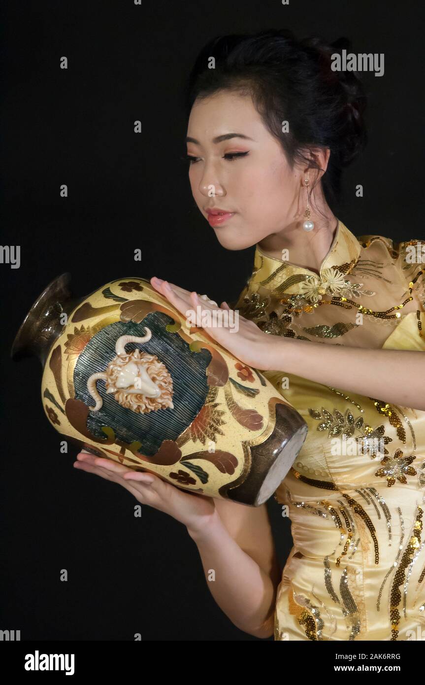 Kopf und Schultern der asiatische Frau, das Tragen der traditionellen Chinesischen qipao Cheongsam oder traditioneller Mode Stockfoto