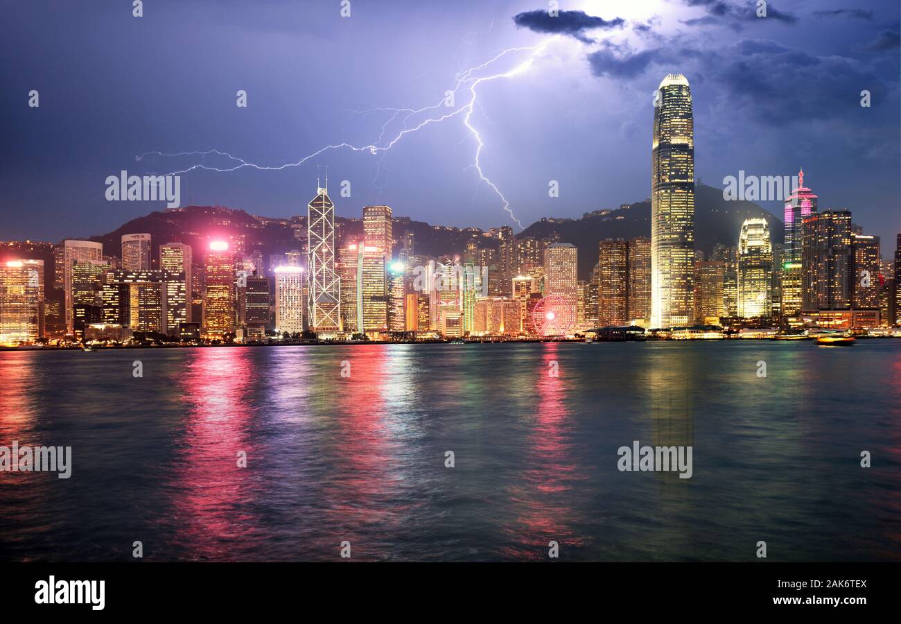 Hong Kong bei Sturm mit Blitz Stockfoto