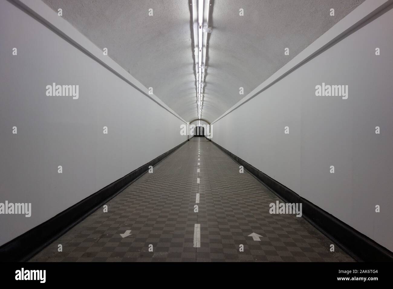 Tunnel zum Aufzug in Alicante das Schloss Santa Bárbara. Stockfoto