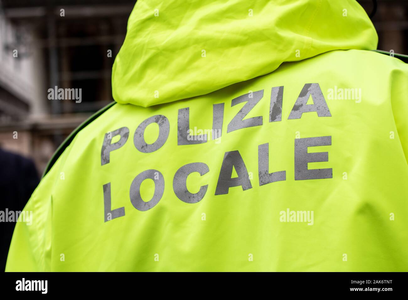 Die italienische Polizei, gut sichtbare, Jacke, Neon, polizia Locale, örtliche Polizei, Schutz, Schützen, repräsentieren, Regierungsbeamte, Körper, Venedig Stockfoto