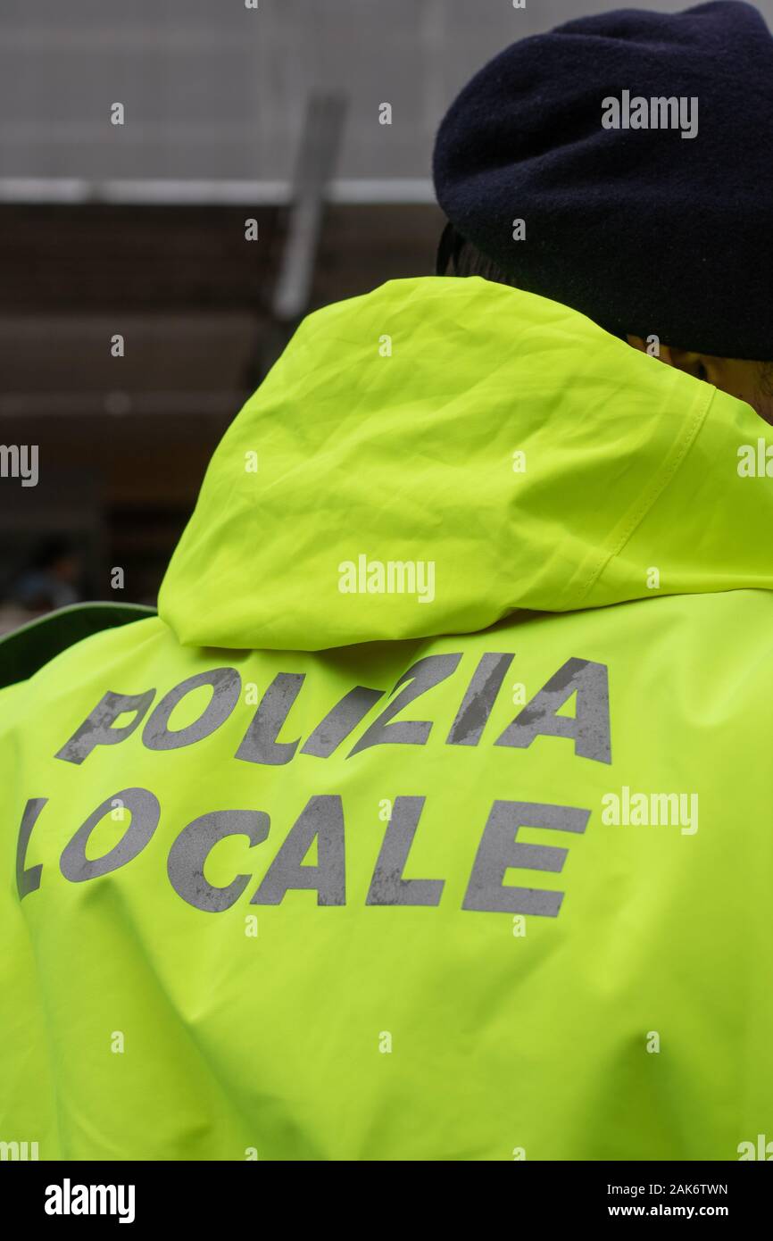 Die italienische Polizei, gut sichtbare, Jacke, Neon, polizia Locale, örtliche Polizei, Schutz, Schützen, repräsentieren, Regierungsbeamte, Körper, Venedig Stockfoto