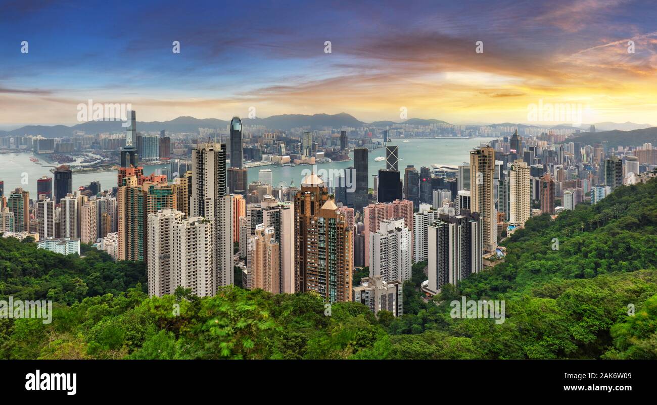Hong Kong panorama-dramatischer Sonnenaufgang vom Victoria Peak Stockfoto