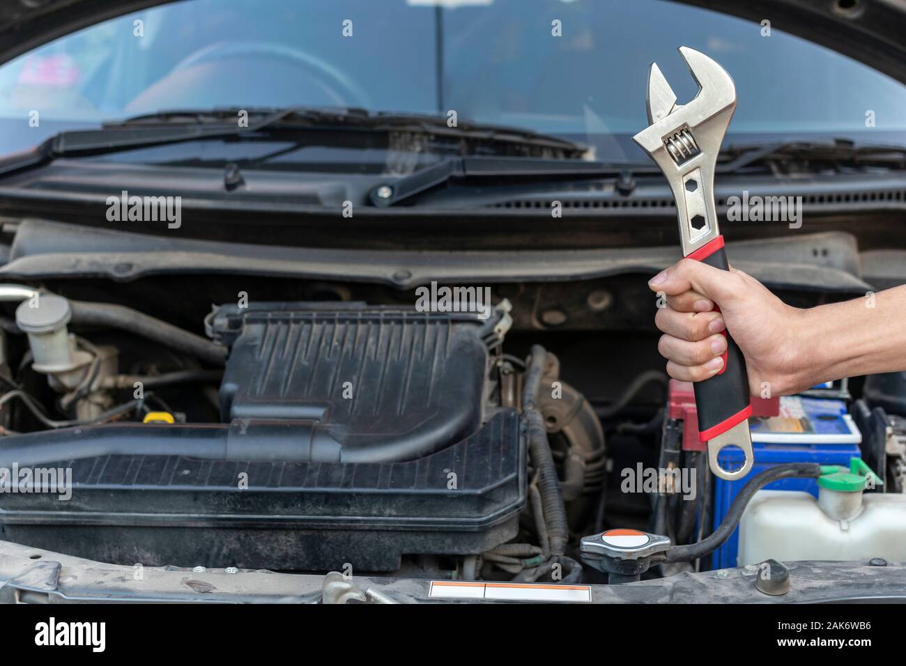 Kfz Mechaniker hand Schraubenschlüssel nach dem Auto Check und Reparatur in Werkstatt. Stockfoto