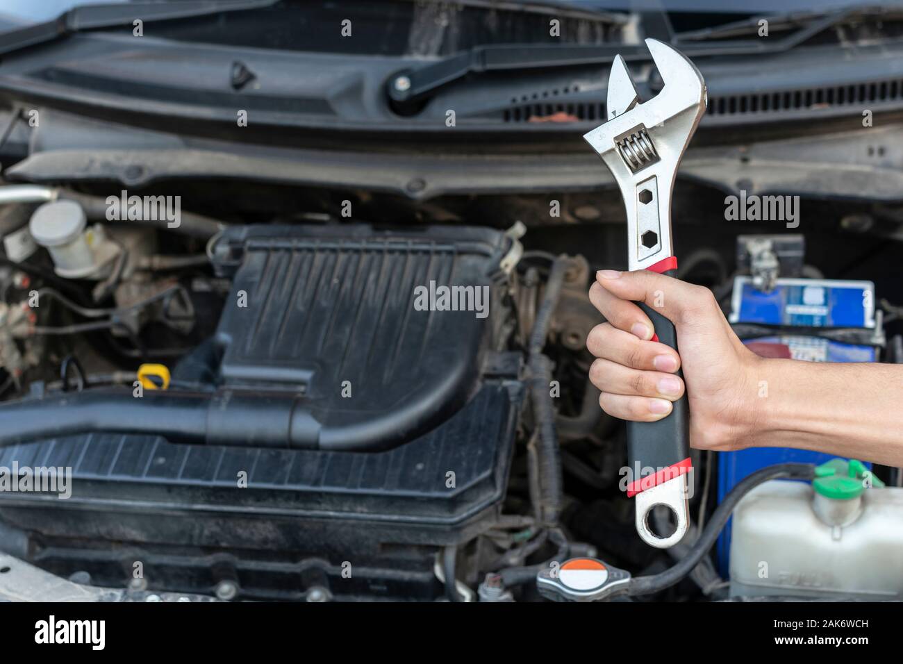 Kfz Mechaniker hand Schraubenschlüssel nach dem Auto Check und Reparatur in Werkstatt. Stockfoto