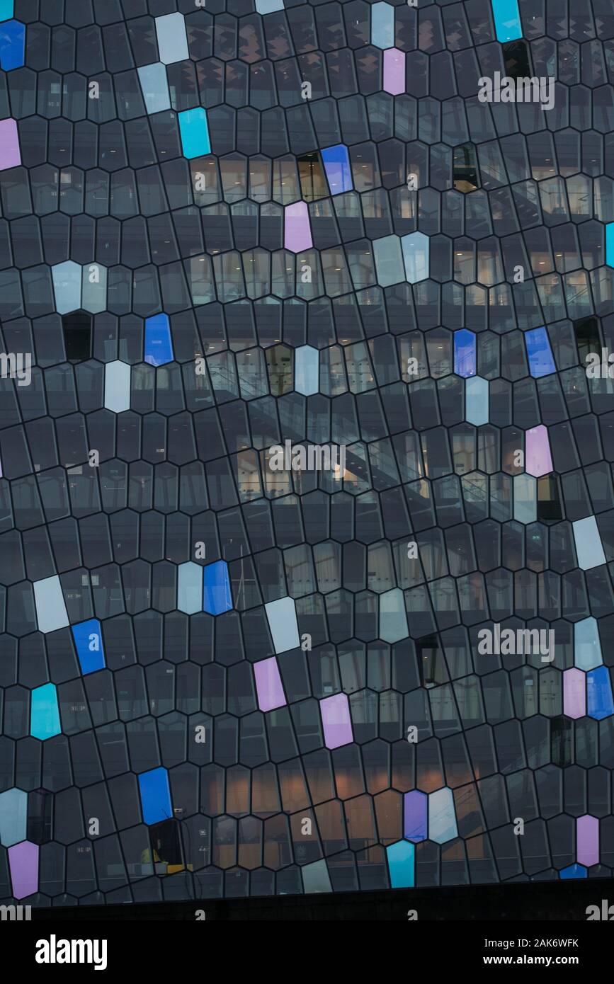 Harpa wurde von der dänischen Firma Henning Larsen Architects in Zusammenarbeit mit Danish-Icelandic artist Olafur Eliasson. Die Struktur besteht o Stockfoto