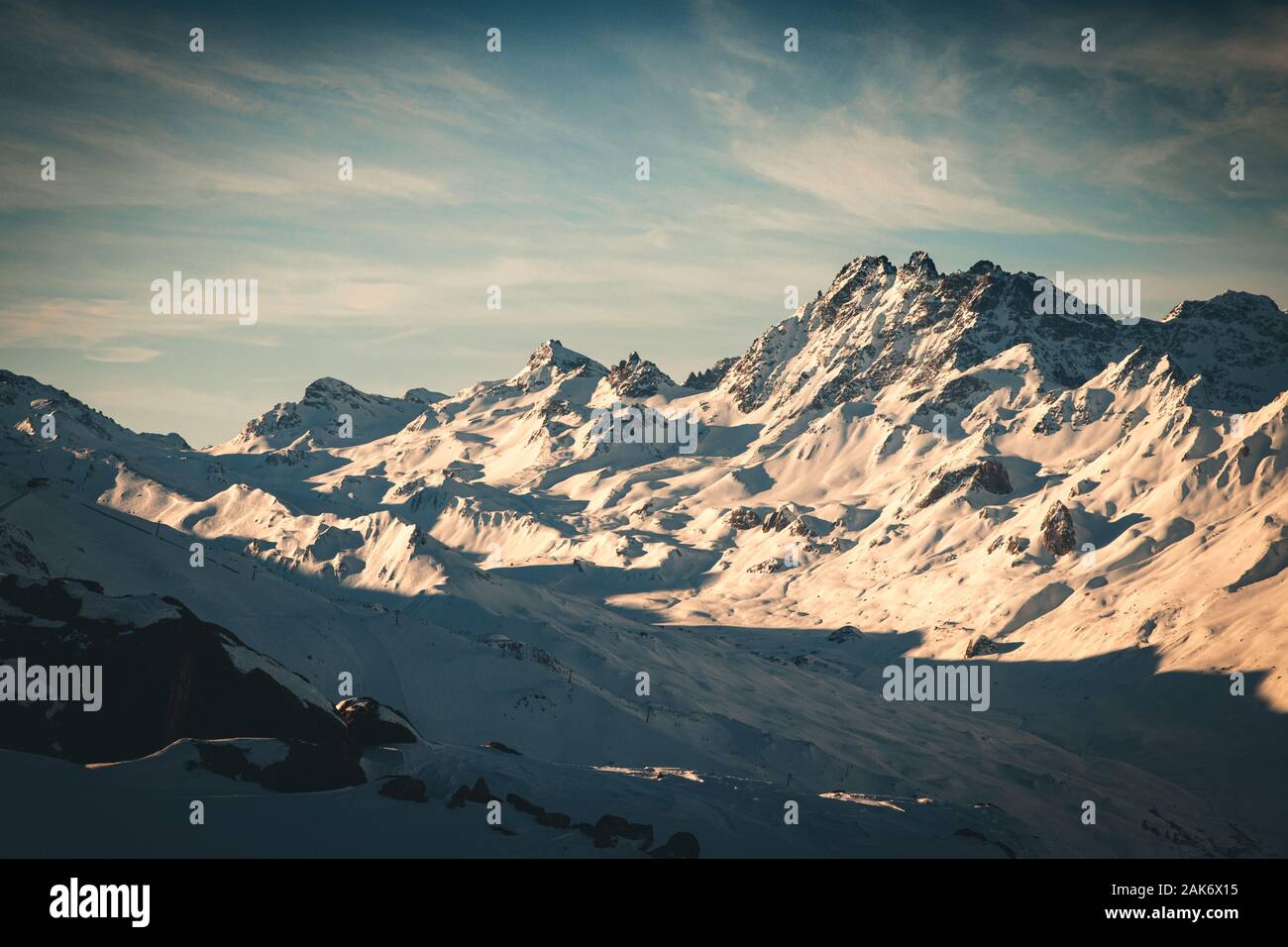 Skifahren, Winter, Berge und blauer Himmel Stockfoto