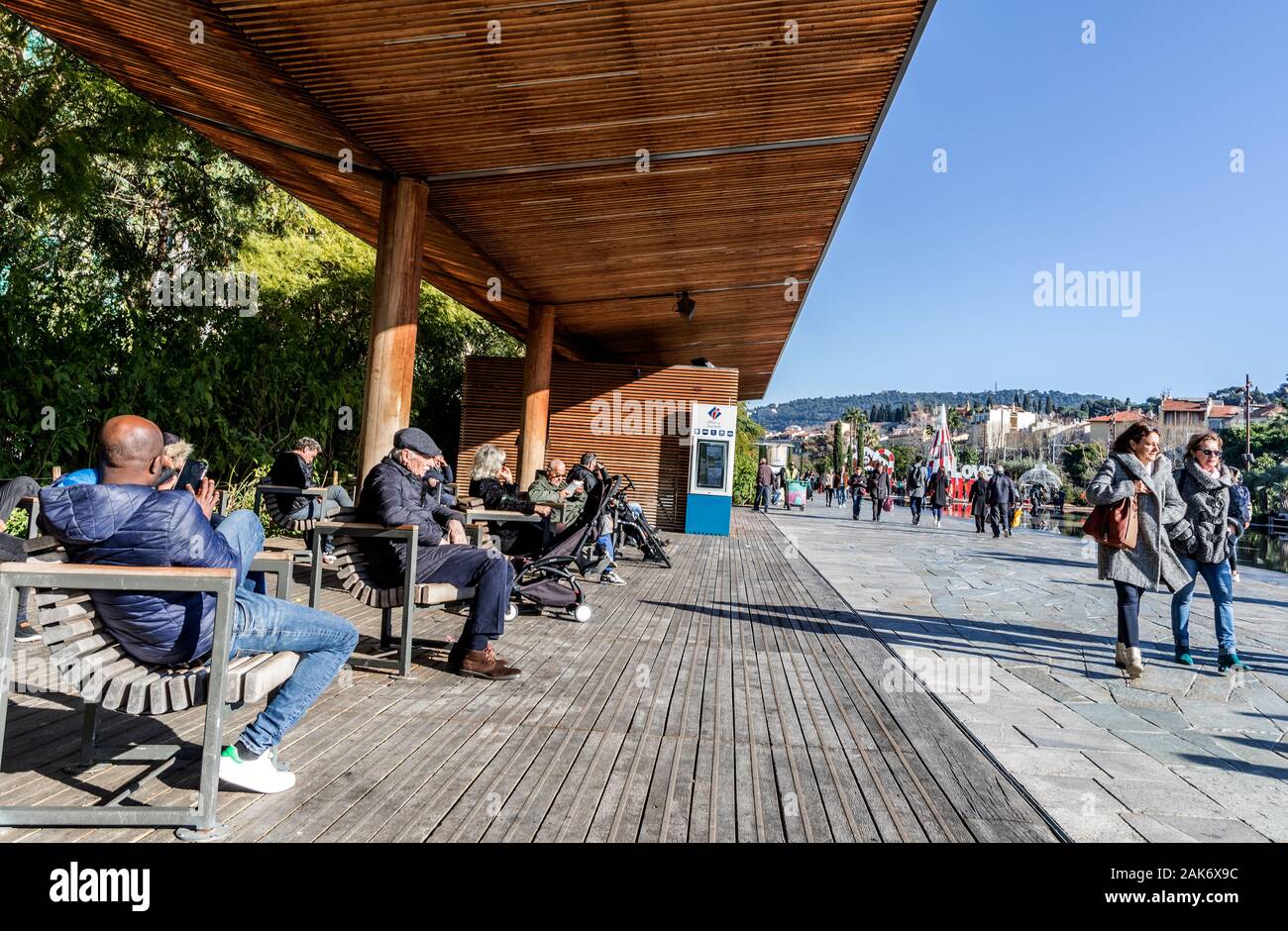 Menschen zu Fuß von der Promenade du Paillon in Nizza Frankreich Stockfoto