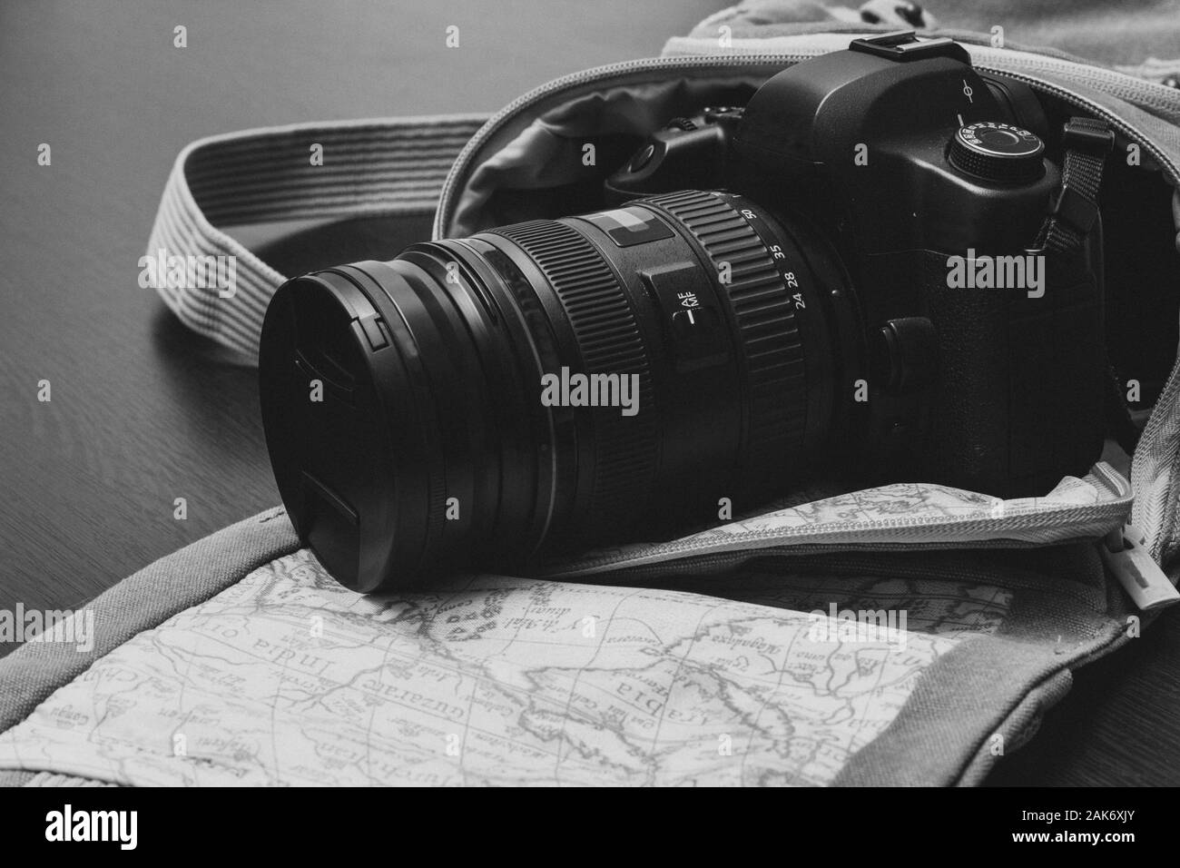 Die Kamera ist in einer Reisetasche, die auf einer hölzernen Fläche liegt Stockfoto