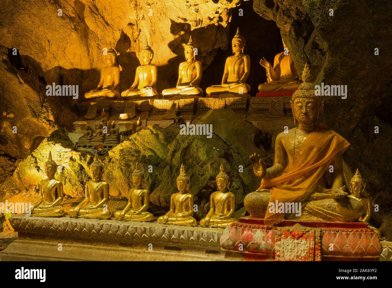 PHETCHABURI, THAILAND - Dezember 13, 2018: Mehrere alte Buddha Skulpturen im Wat Tham Khao Luang Höhle Tempel Stockfoto