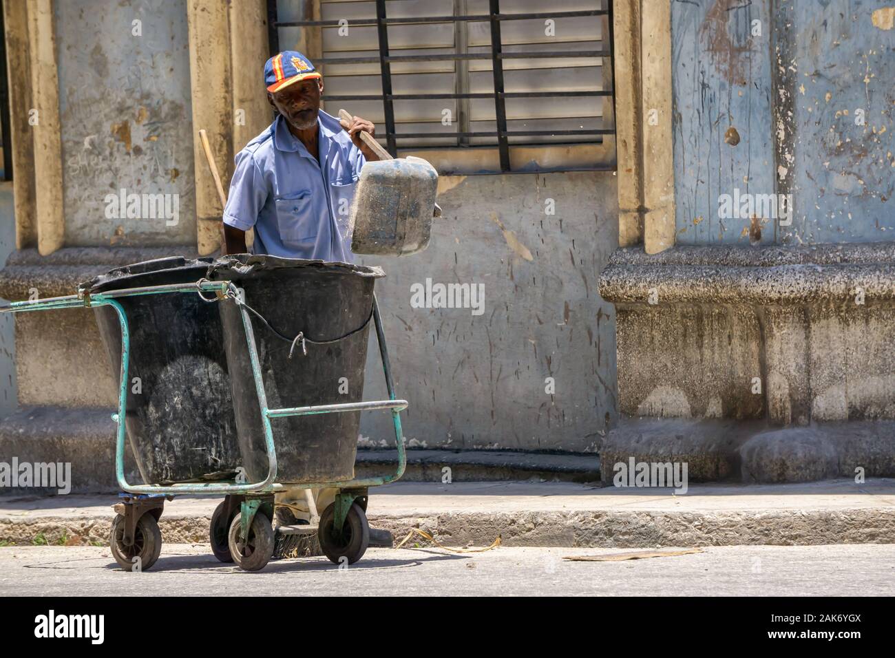 Mann tun, Arbeit in den Straßen der Altstadt von Havanna Stockfoto