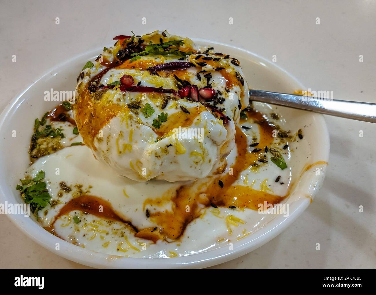 Indische Berühmte Küche. Delicious Raj Kachori Chaat, Selective Focus wird verwendet. Stockfoto