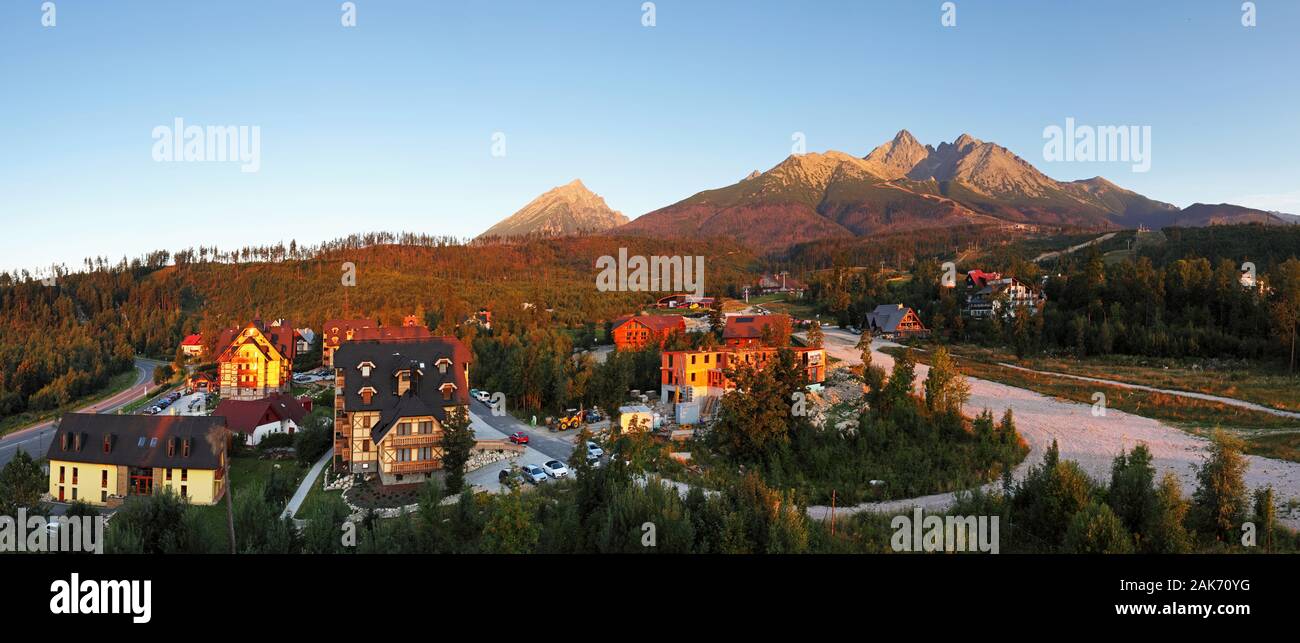 Dorf Tatranska Lomnica in Slowakei - Panoramaaussicht Stockfoto