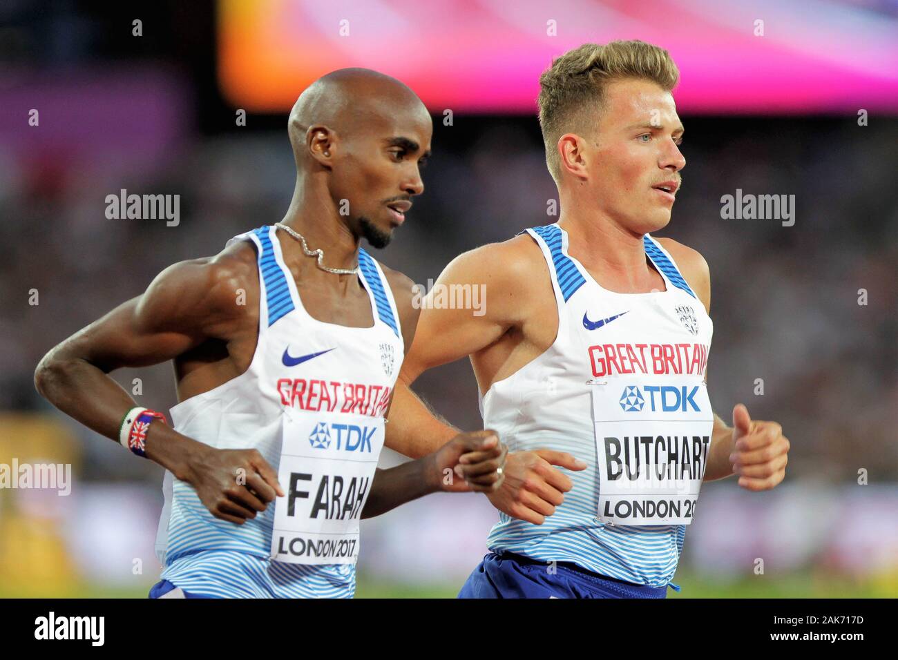 Andrew Butchart (Großbritannien) und Mo Farah (Großbritannien) im Finale der 5000 Meter Männer der IAAF Leichtathletik WM am 6. August, 201 im Olympischen Stadion in London, Großbritannien Foto Laurent Lairys/DPPI Stockfoto