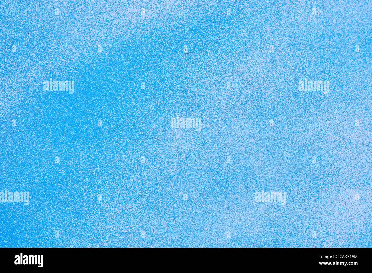 Metallische Textur mit Farbe besprüht sie mit Weiß und Blau. Close Up. Stockfoto