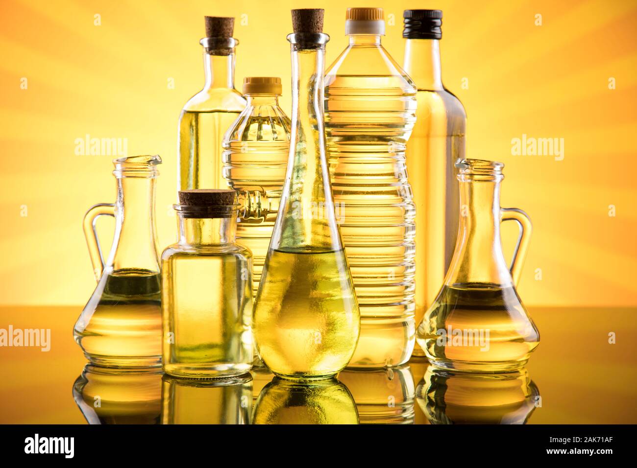 Gesundes Öl aus Sonnenblumenöl, Olivenöl, Rapsöl. Speiseöle in der Flasche Stockfotografie Alamy