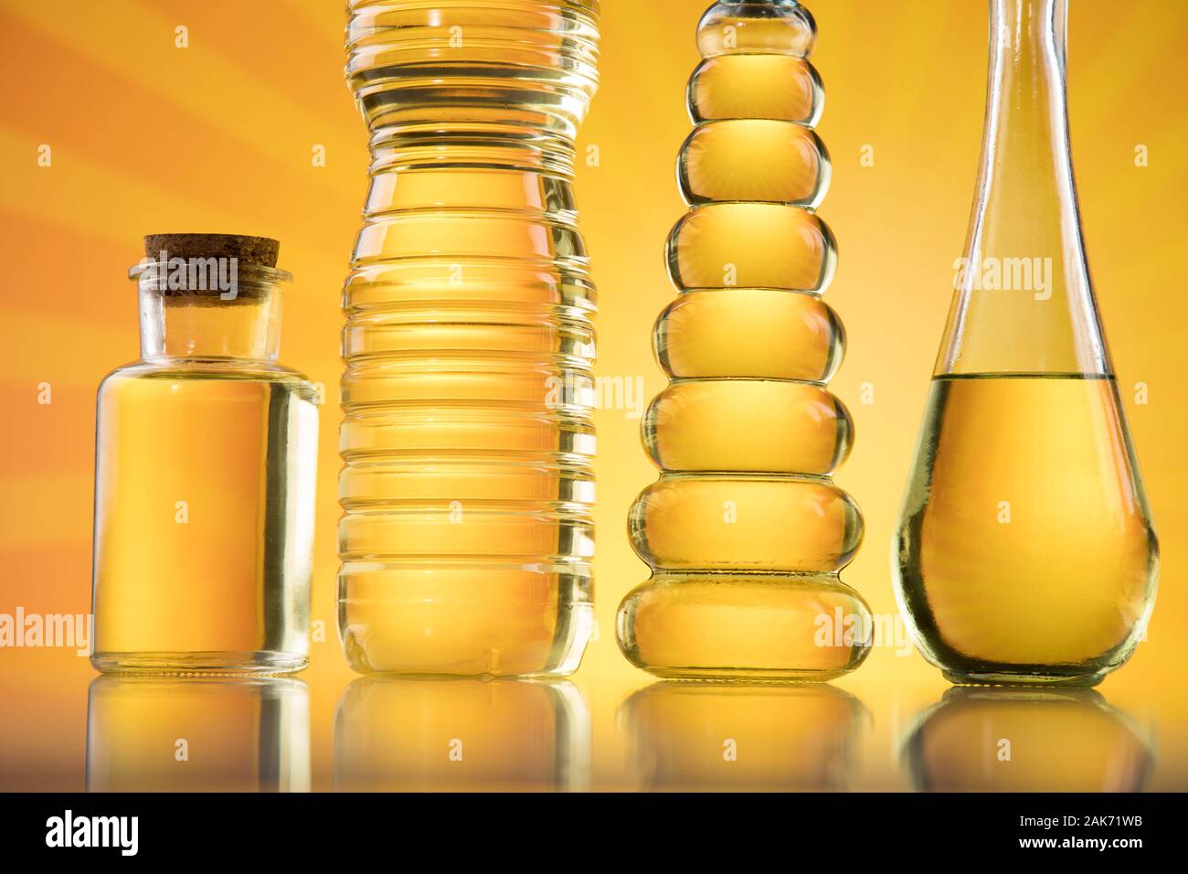 Gesundes Öl aus Sonnenblumenöl, Olivenöl, Rapsöl. Speiseöle in der Flasche Stockfotografie Alamy