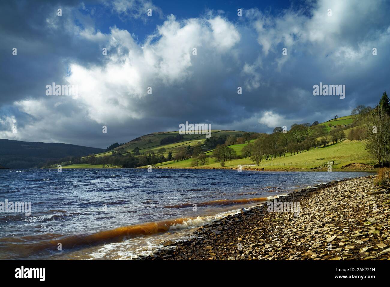 Großbritannien, Derbyshire, Peak District, Ladybower Reservoir mit Blick auf den Pike niedrig Stockfoto