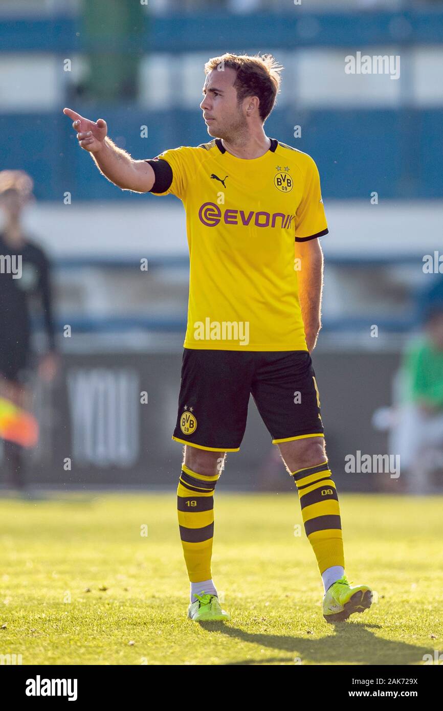 07 Januar 2020 Spanien Marbella Provinz Malaga Fussball Test Matches Borussia Dortmund Standard Luttich Im Estadio Marbella Dortmunder Mario Gotze Gibt Anweisungen Foto David Inderlied Dpa Stockfotografie Alamy