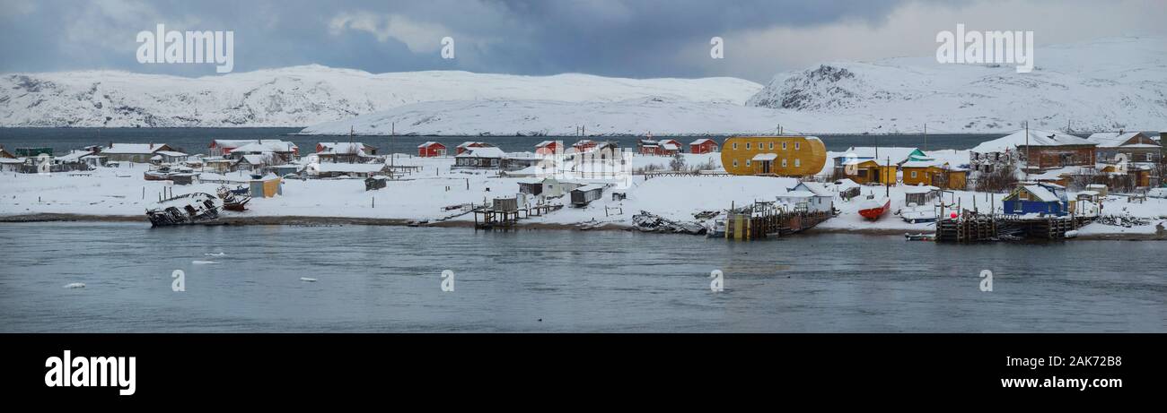 Der polar Dorf Terebirka an einem bewölkten Februar Tag. Region Murmansk, Russland Stockfoto