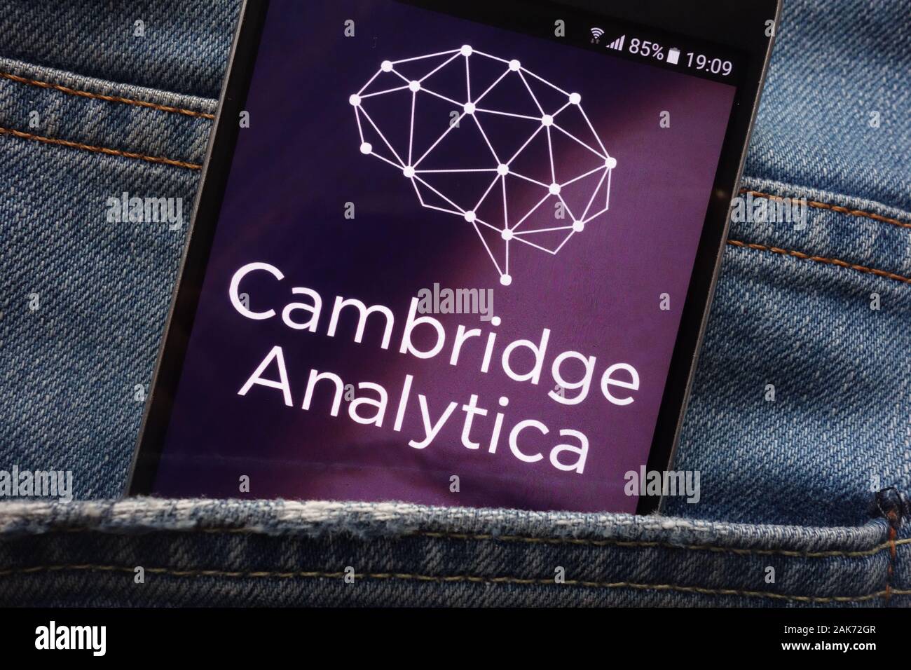 Cambridge Analytica Webseite angezeigt auf dem Smartphone in Jeans Tasche versteckt Stockfoto