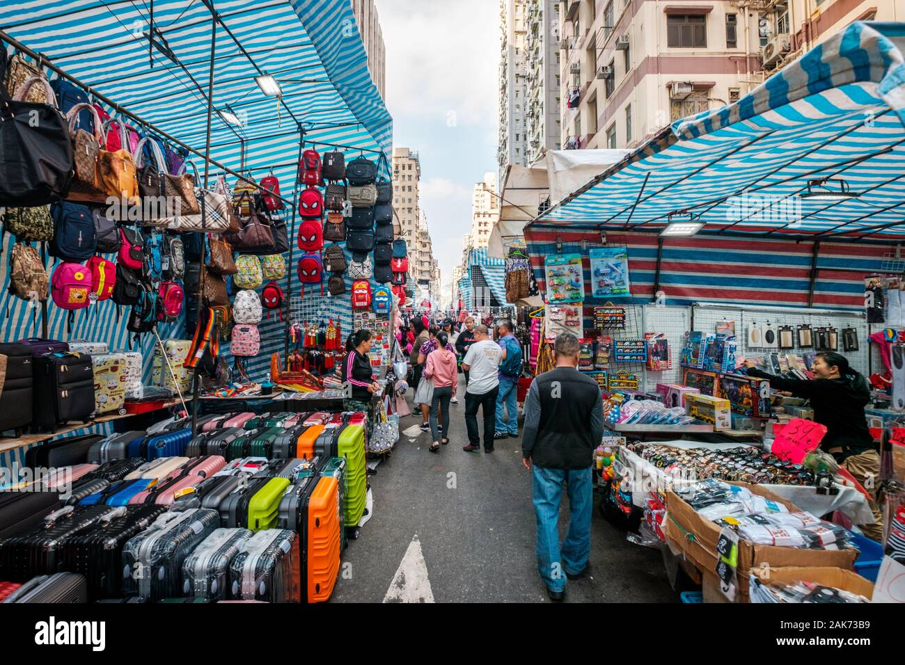 HongKong, China - November, 2019: die Menschen auf der Straße Ladie's Market (Markt) in Hongkong, Tung Choi Street, wo Händler, Mode, Kleidung, Stockfoto
