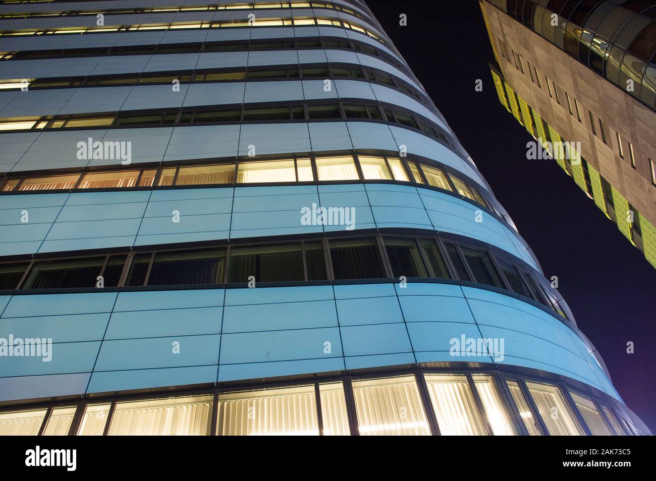 Nahaufnahme eines modernen Bürogebäudes in der Nacht in Arnhem, Niederlande Stockfoto