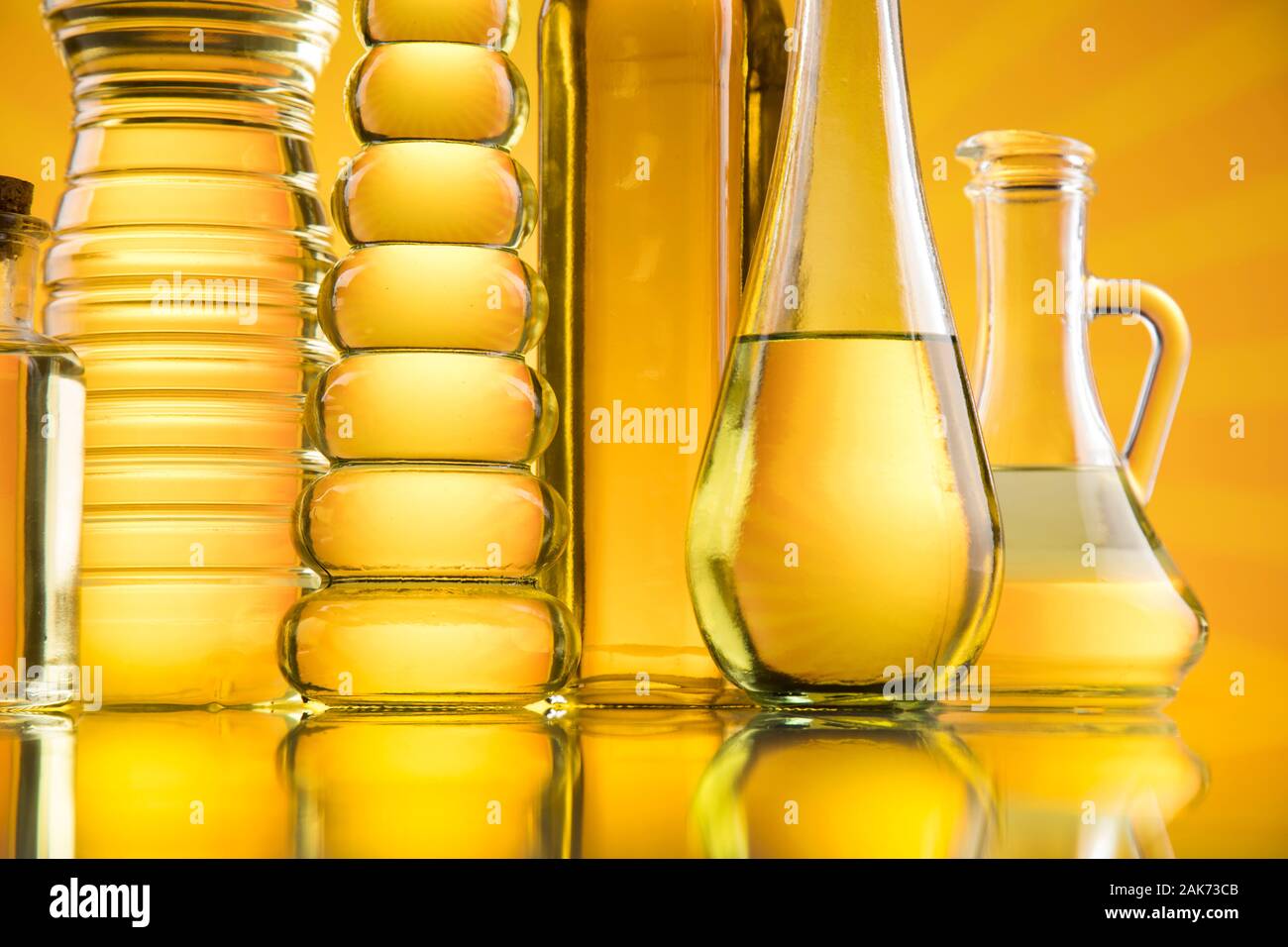 Gesundes Öl aus Sonnenblumenöl, Olivenöl, Rapsöl. Speiseöle in der Flasche Stockfotografie Alamy