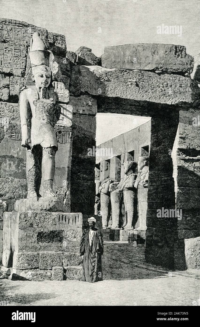 Diese Abbildung der Ruinen der Statue von Ramses II. und seinen Tempel zu Karnak stammt aus den frühen 1900er Jahren. Die fast 200 Meter langen Tempel verfügt über drei Kapellen, eine Säulenhalle mit acht Säulen, ein Vorraum mit vier Spalten, und einen offenen Hof. Der Hof ist umgeben von Statuen von Ramses III. in seinem Jubiläumsjahr Gewänder (kann im linken Hintergrund sehen). Eine Statue von Ramses steht der Eingangsbereich hier. Ramses III (gestorben c 1155 v. Chr.) war der zweite Pharao der 20. Dynastie im alten Ägypten. Stockfoto