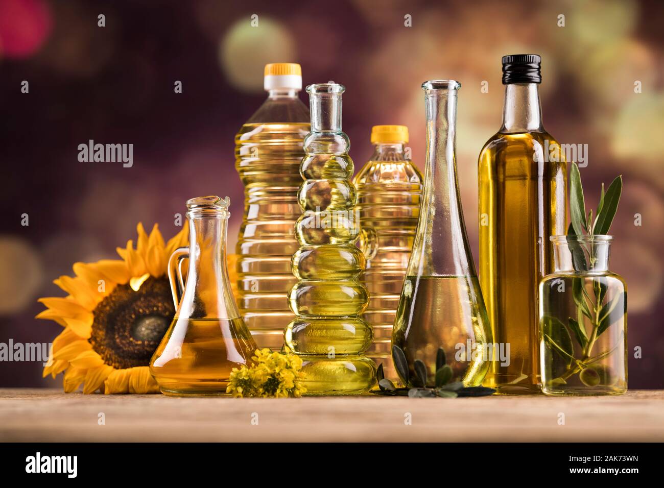 Gesundes Öl aus Sonnenblumenöl, Olivenöl, Rapsöl. Speiseöle in der Flasche Stockfotografie Alamy