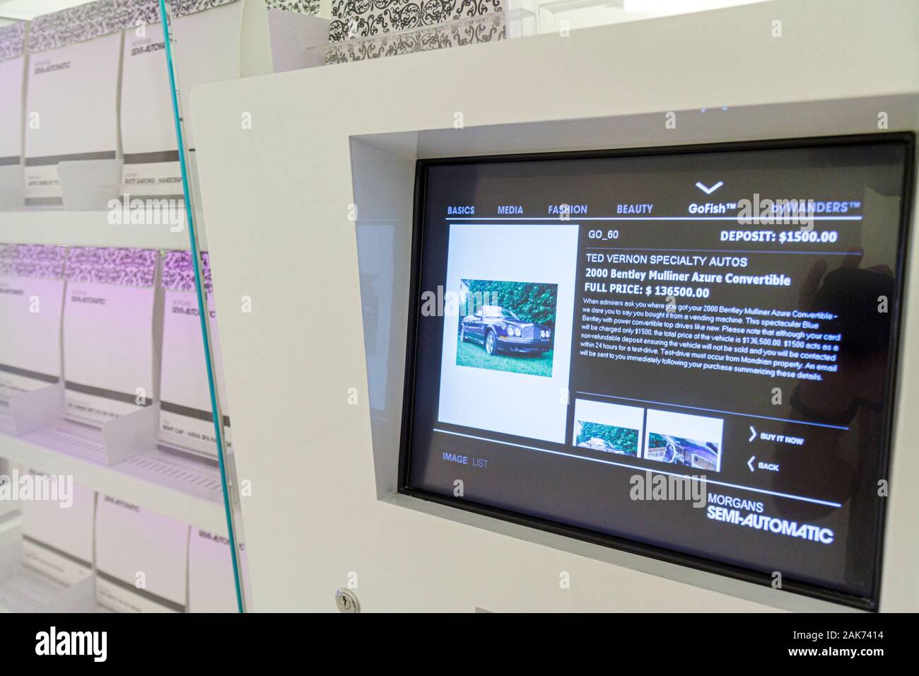 Miami Beach Florida, Mondrian South Beach, Hotel, Morgans halbautomatische Absatzmaschine, gehobene Geschenke, Bentley Cabrio, Luxus, Automobil, Auto, FL100612 Stockfoto