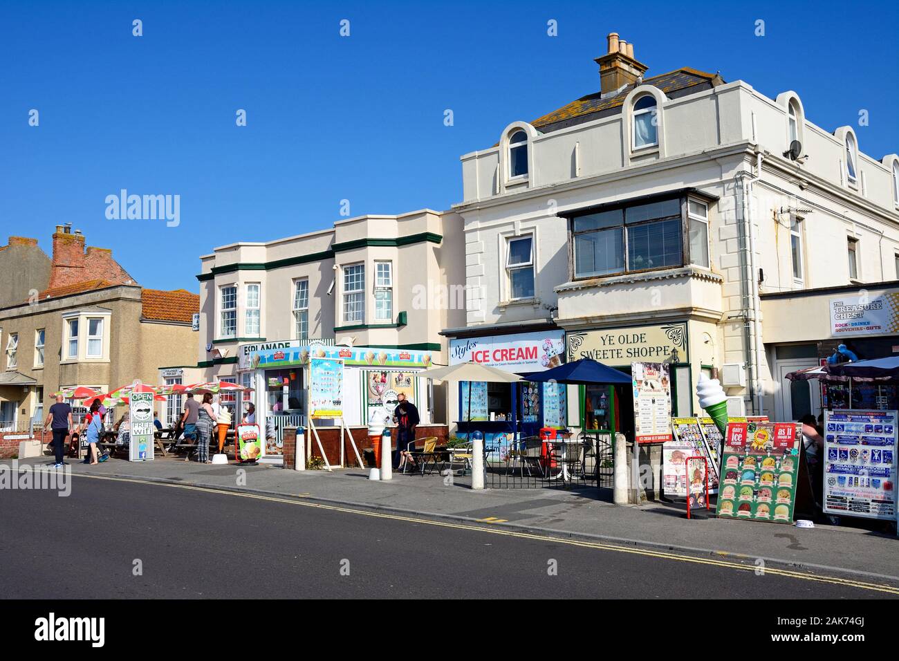 Touristische Geschäfte entlang der Esplanade, Burnham-on-Sea, England, UK. Stockfoto