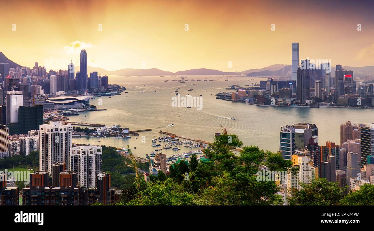 Hong Kong Skyline am dramatischen Sonnenuntergang Stockfoto
