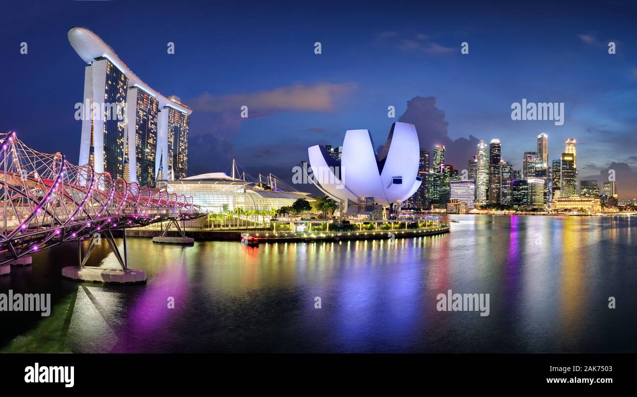 Singapur bei Nacht Skyline der Stadt Geschäftsviertel, Marina Bay Stockfoto