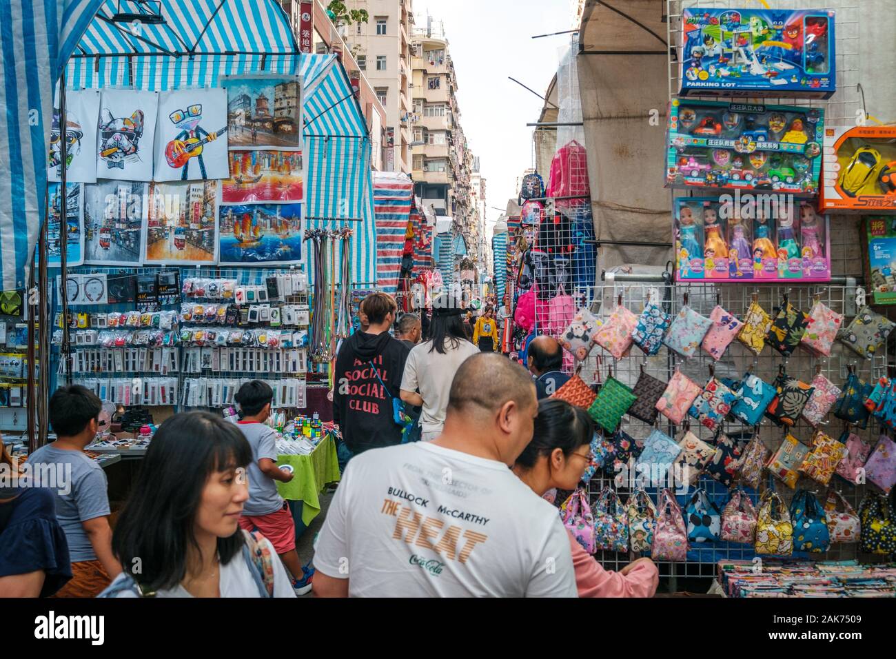 HongKong, China - November, 2019: die Menschen auf der Straße Ladie's Market (Markt) in Hongkong, Tung Choi Street, wo Händler, Mode, Kleidung, Stockfoto