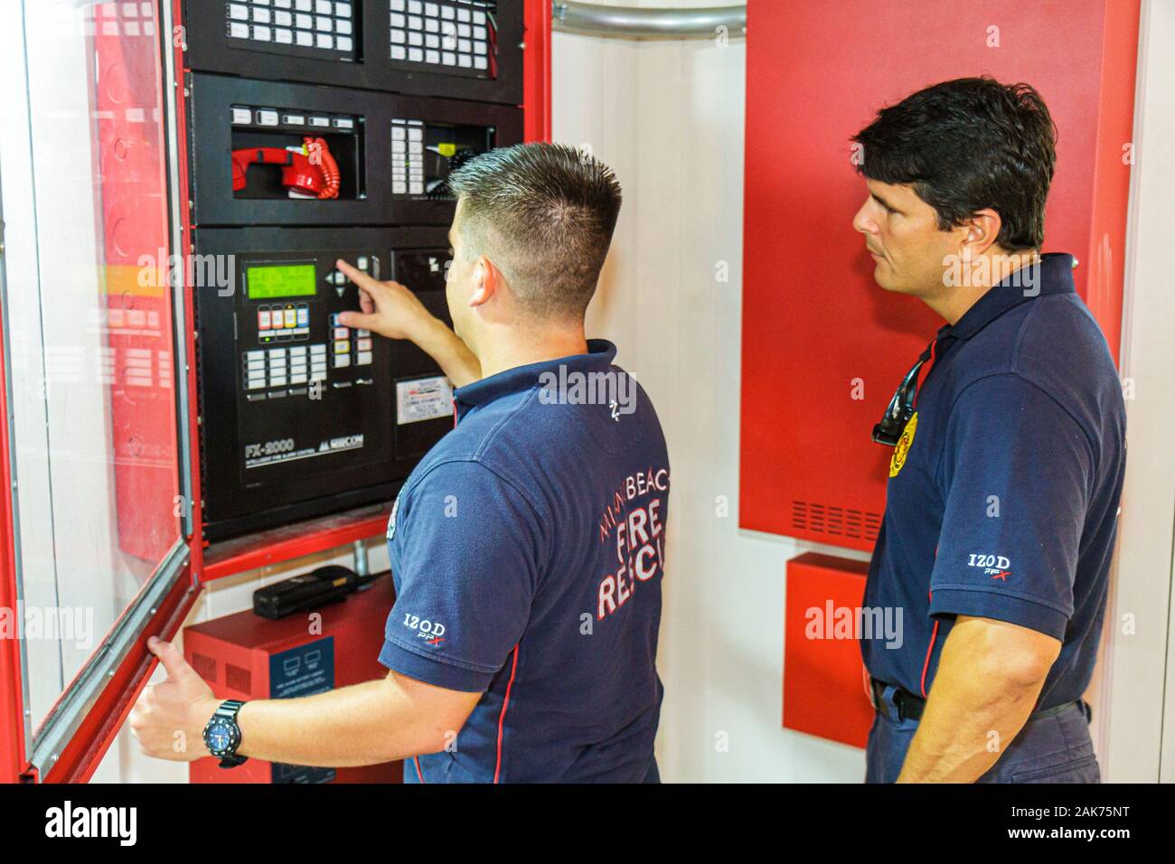 Miami Beach Florida, Präsidentschafts-Wohnanlagen, schwarzafrikanische Afrikaner, Hispanic Feuerwehrmann, Feuerwehrmänner, Feuerwehrmann, mögliches Feuer lokalisieren, Alarmanlage, FL10062 Stockfoto
