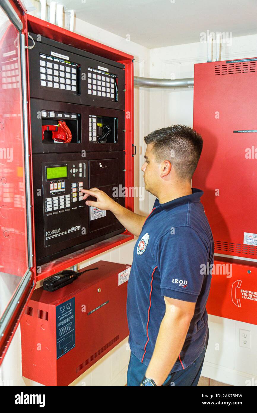 Miami Beach Florida, Präsidentschafts-Wohnanlagen, schwarzafrikanische Afrikaner, Hispanic Feuerwehrmann, Feuerwehrmänner, Feuerwehrmann, mögliches Feuer lokalisieren, Alarmanlage, FL10062 Stockfoto