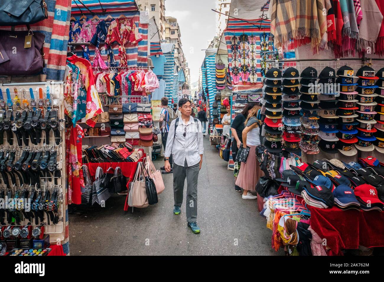 HongKong, China - November, 2019: Mode, Kleidung und Merchandise auf Street Market (Markt) Ladie's in Hongkong, Tung Choi Street Stockfoto