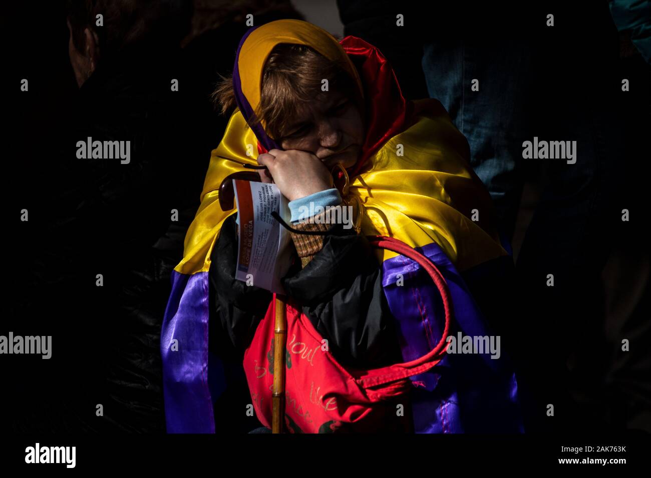 Madrid, Spanien. 7. Januar, 2020. Sozialistische Anhänger tragen ein Republikaner Flagge, warten außerhalb des spanischen Parlaments die Ergebnisse bei der zweiten Abstimmung über die Einsetzung der sozialistischen Kandidatin Pedro Sanchez für die Präsidentschaft der Regierung. Credit: Marcos del Mazo/Alamy leben Nachrichten Stockfoto