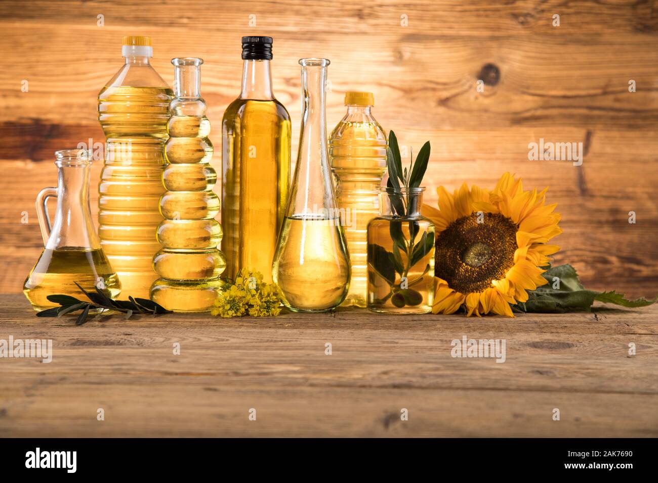Gesundes Öl aus Sonnenblumenöl, Olivenöl, Rapsöl. Speiseöle in der Flasche Stockfotografie Alamy